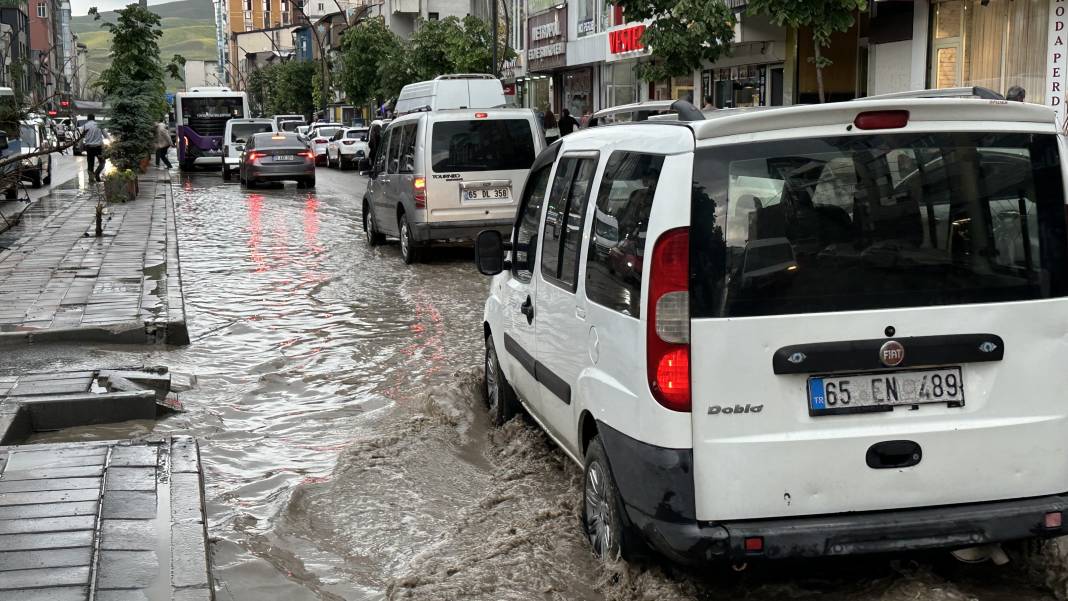 Hakkari'de yollar göle döndü 3