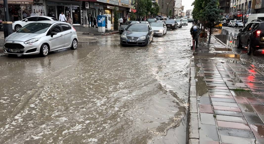 Hakkari'de yollar göle döndü 5