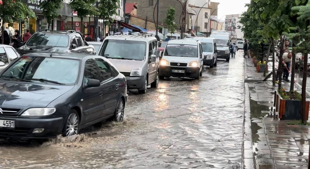 Hakkari'de yollar göle döndü 7