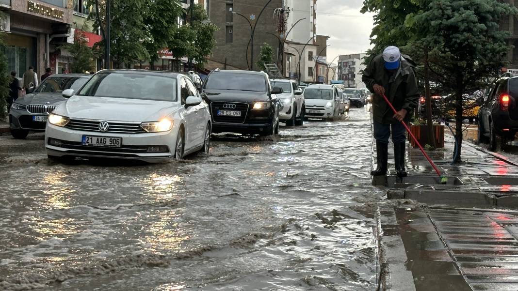 Hakkari'de yollar göle döndü 4