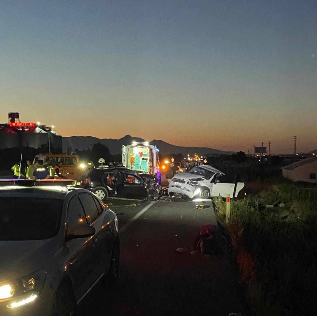 Konya’da feci kaza. 4 ölü 2 çocuk yaralı 8
