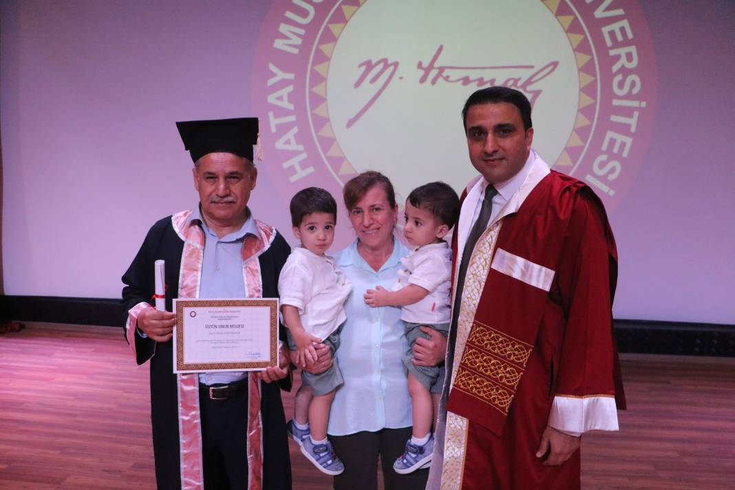 63 yaşında 8. Üniversite diplomasını birincilikle aldı 2