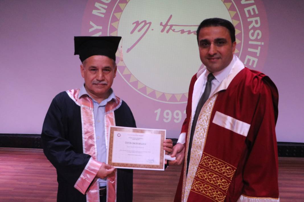 63 yaşında 8. Üniversite diplomasını birincilikle aldı 1