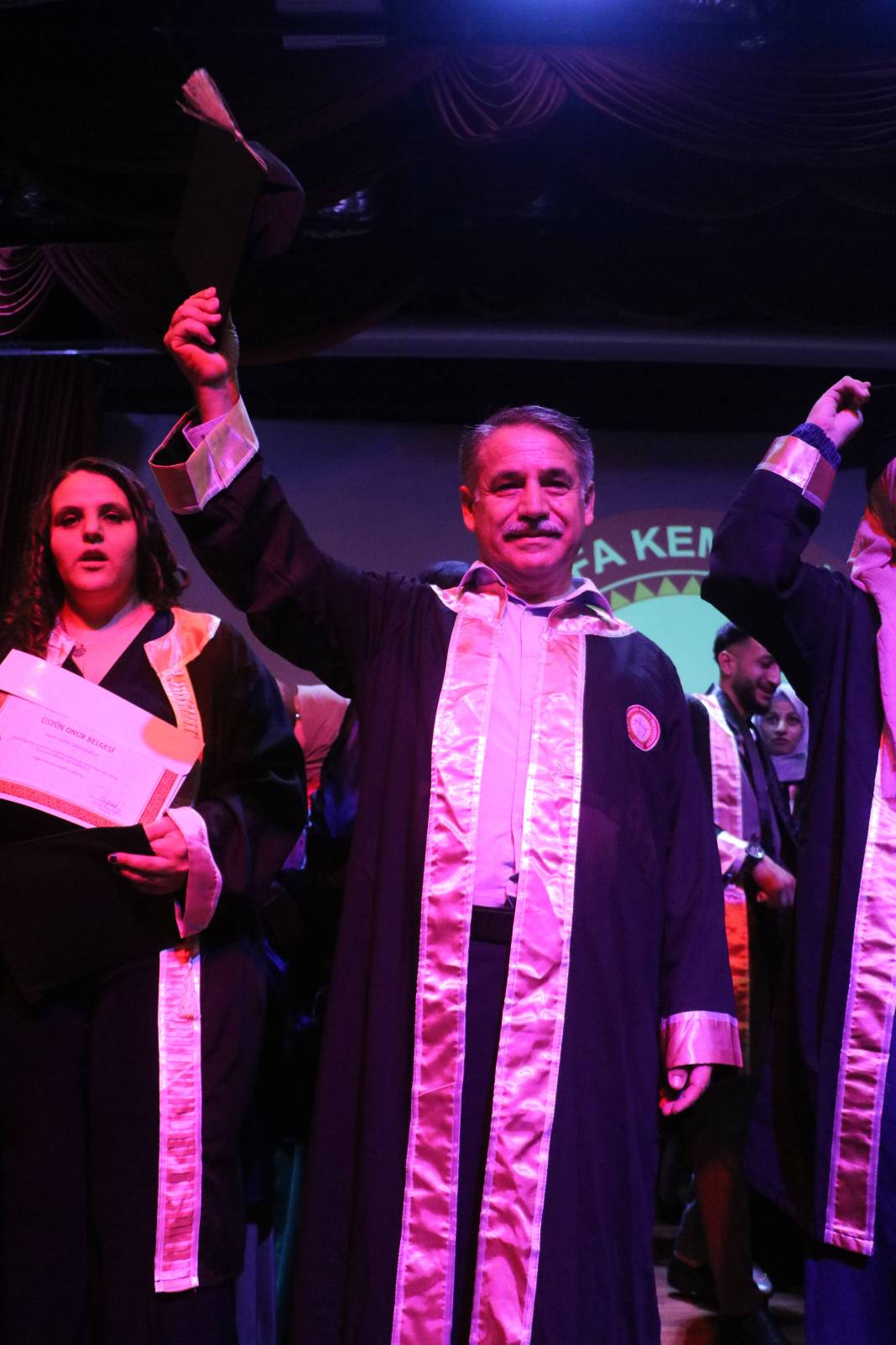 63 yaşında 8. Üniversite diplomasını birincilikle aldı 4