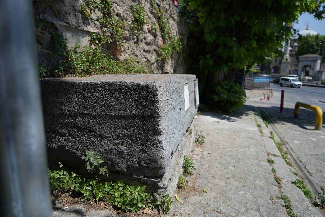 İstanbul sokaklarında gördüğünüz taşlar neyin simgesi? Osmanlı'dan beri varlar... 6
