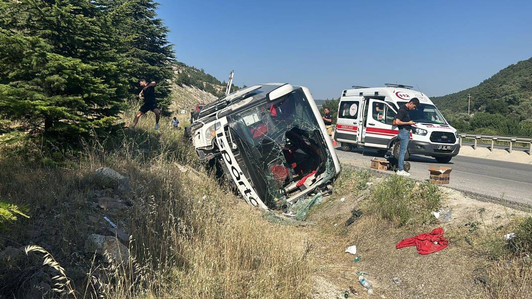 Kütahya’da yolcu otobüsü devrildi! Yaralılar var… 3