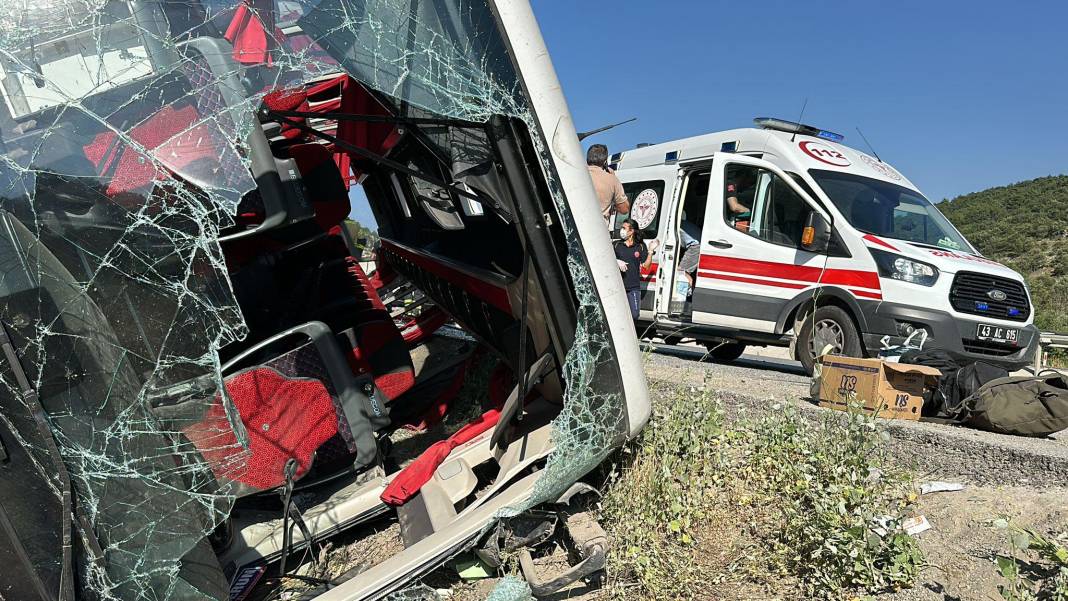 Kütahya’da yolcu otobüsü devrildi! Yaralılar var… 1