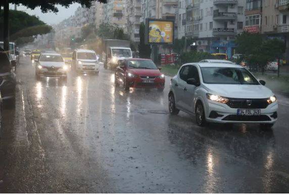 15 dakikada hayat felç oldu. Uçuşlar durdu ağaçlar devrildi plajlar boşaldı 8