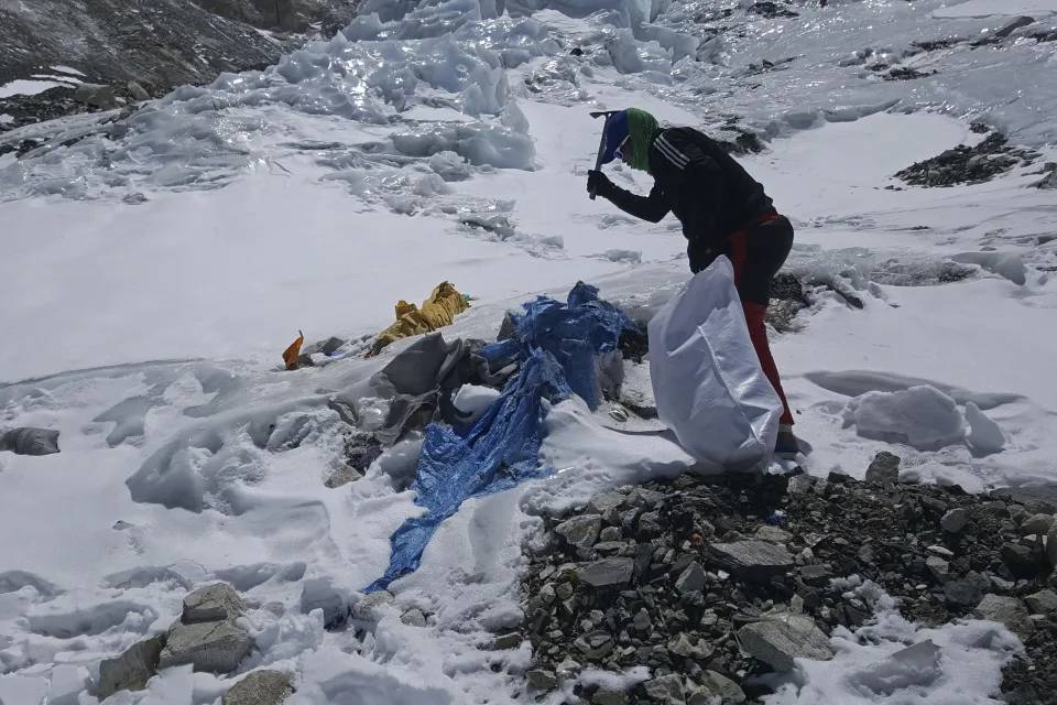 Dünyanın çatısını çöpler sardı. Everest'teki 50 ton çöp toplanılmya çalışılıyor 4