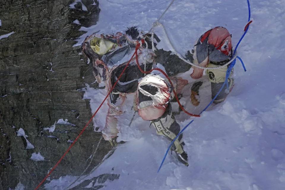 Dünyanın çatısını çöpler sardı. Everest'teki 50 ton çöp toplanılmya çalışılıyor 9