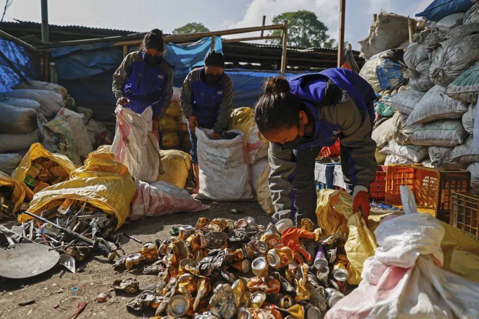 Dünyanın çatısını çöpler sardı. Everest'teki 50 ton çöp toplanılmya çalışılıyor 7