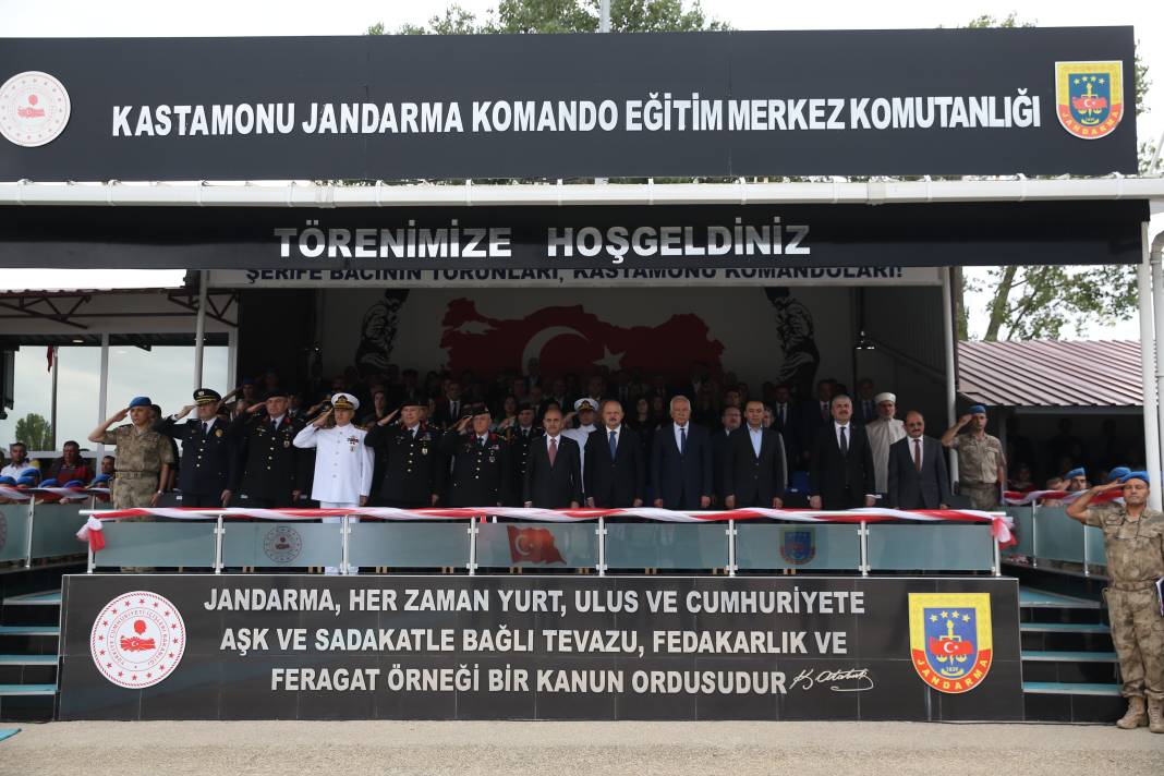 Kastamonu'da eğitimlerini tamamlayan uzman erbaşlar yeminlerini etti 18