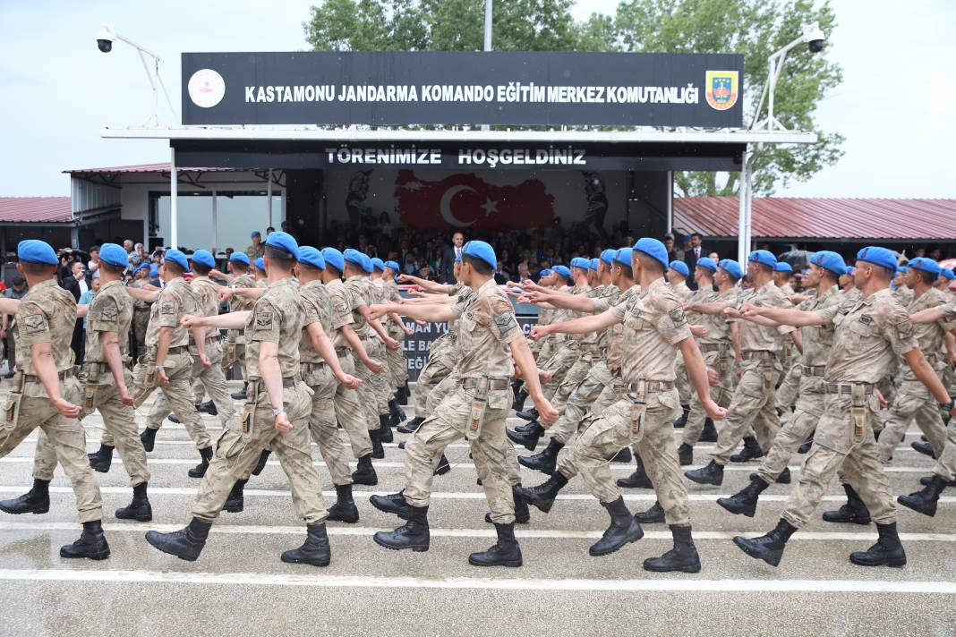 Kastamonu'da eğitimlerini tamamlayan uzman erbaşlar yeminlerini etti 15