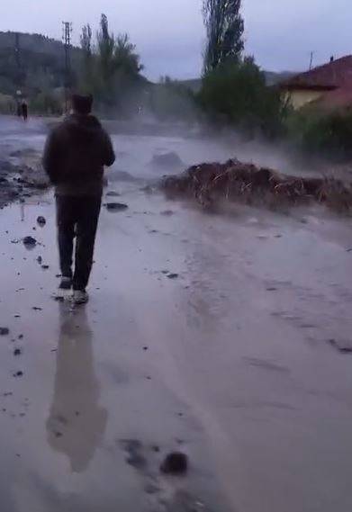 Sağanak vurdu. Köy sular altında kaldı 4