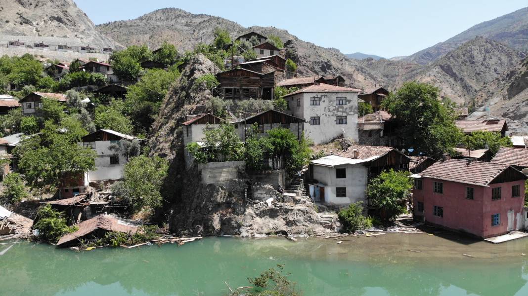 Hayalet köyde tek başına! Herkes gidince köyde mahsur kaldı. Evinin yolu bile yok 2