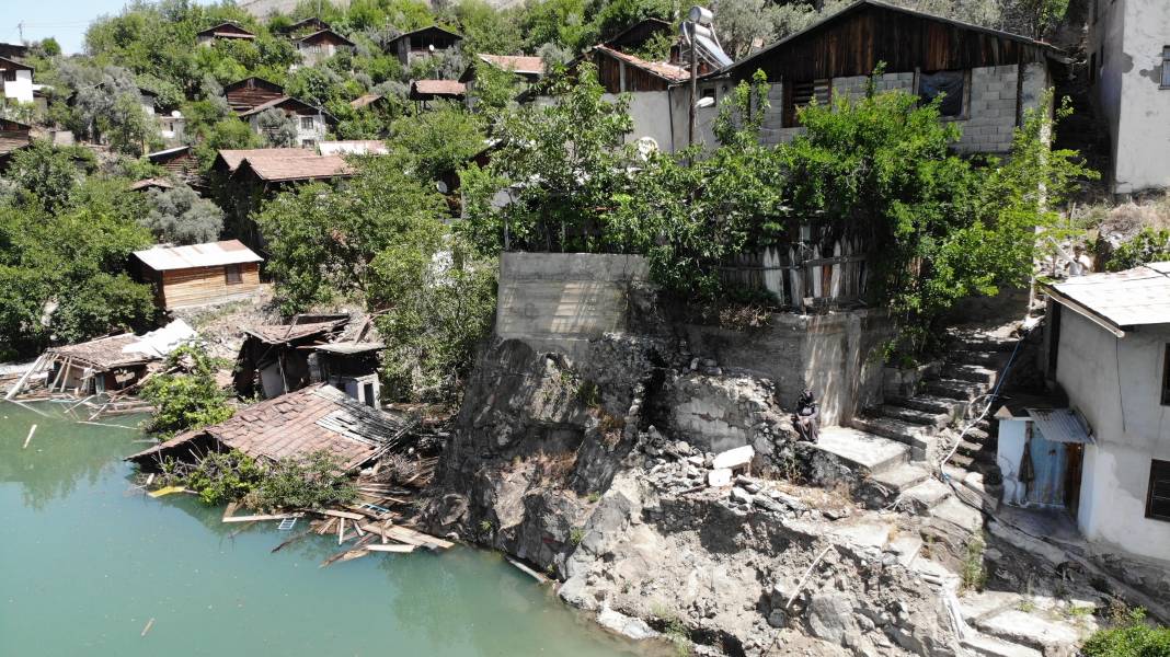 Hayalet köyde tek başına! Herkes gidince köyde mahsur kaldı. Evinin yolu bile yok 10