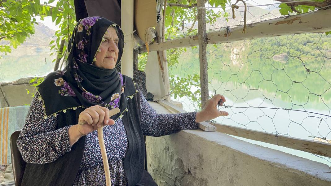 Hayalet köyde tek başına! Herkes gidince köyde mahsur kaldı. Evinin yolu bile yok 7