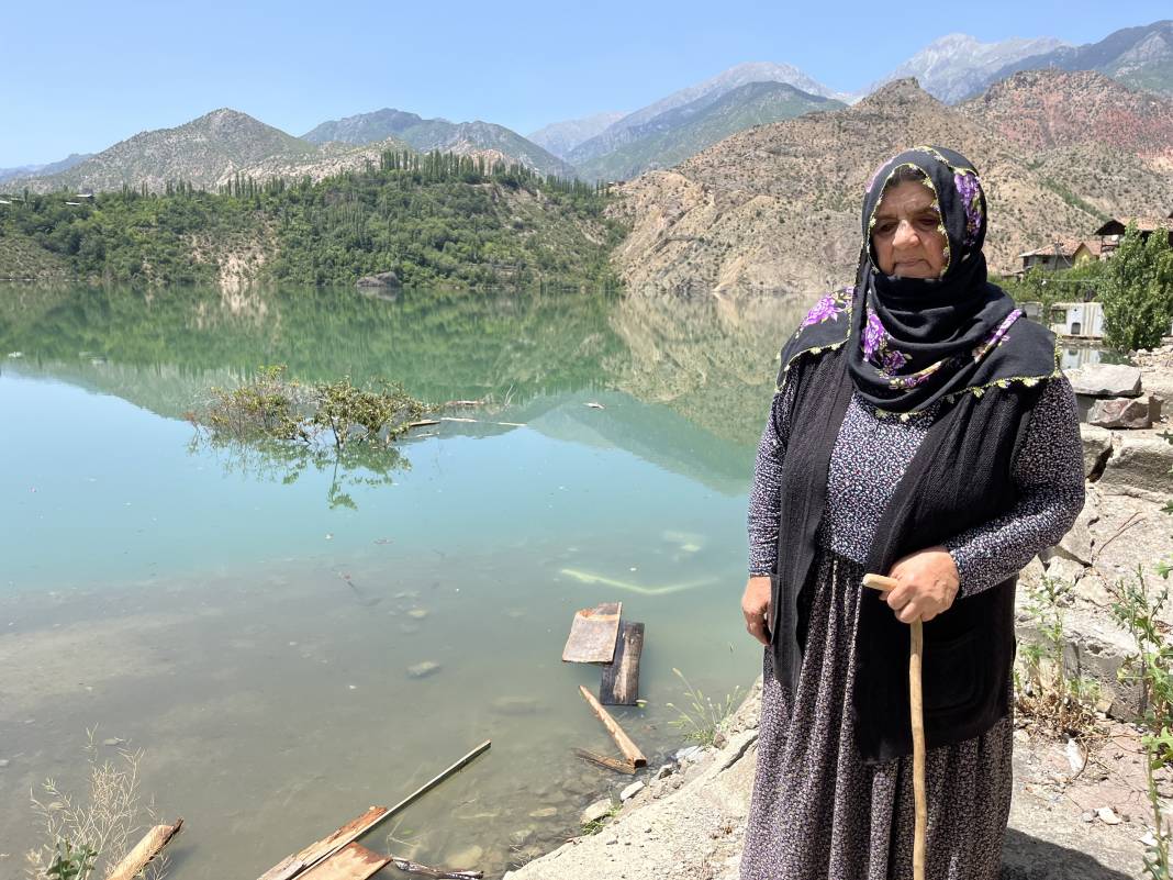 Hayalet köyde tek başına! Herkes gidince köyde mahsur kaldı. Evinin yolu bile yok 4