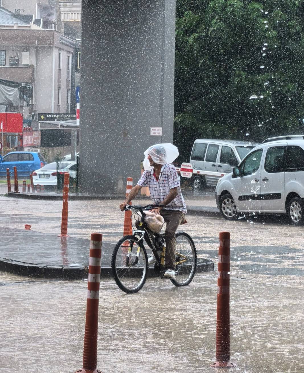 Bir anda bastıran sağanak yağış hayatı felç etti 8