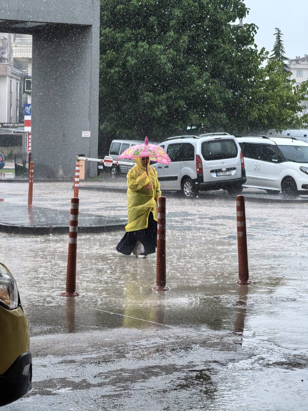 Bir anda bastıran sağanak yağış hayatı felç etti 7