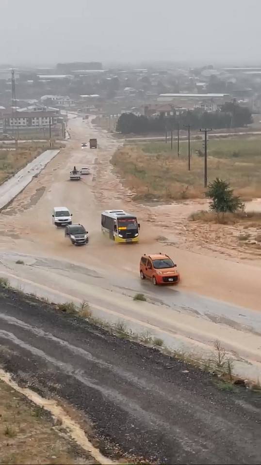 Bir anda bastıran sağanak yağış hayatı felç etti 4