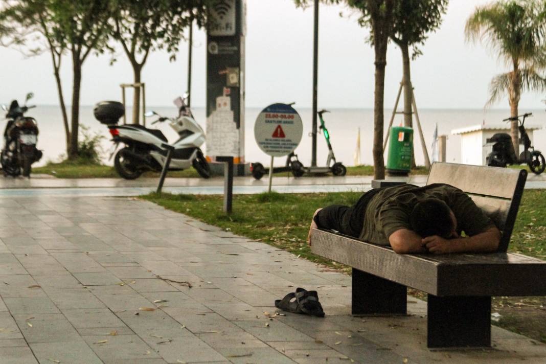 Sıcaktan bunalanlar Konyaaltı Sahili'ne koştu 1