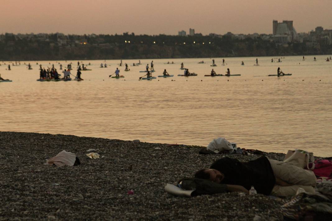 Sıcaktan bunalanlar Konyaaltı Sahili'ne koştu 6