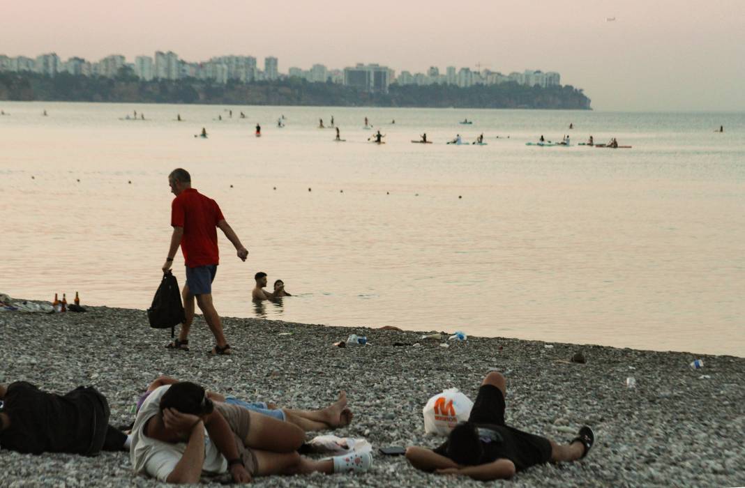 Sıcaktan bunalanlar Konyaaltı Sahili'ne koştu 4