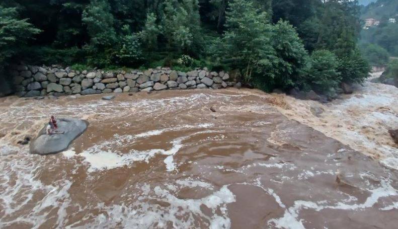 Piknik suların ortasında bitti. Sefa yapalım derken dehşeti yaşadılar 6