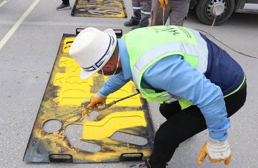 Kürtçe trafik uyarılarının üzerine 'Türkiye Türk'tür Türk kalacak' yazıldı. Ellerinize sağlık 1