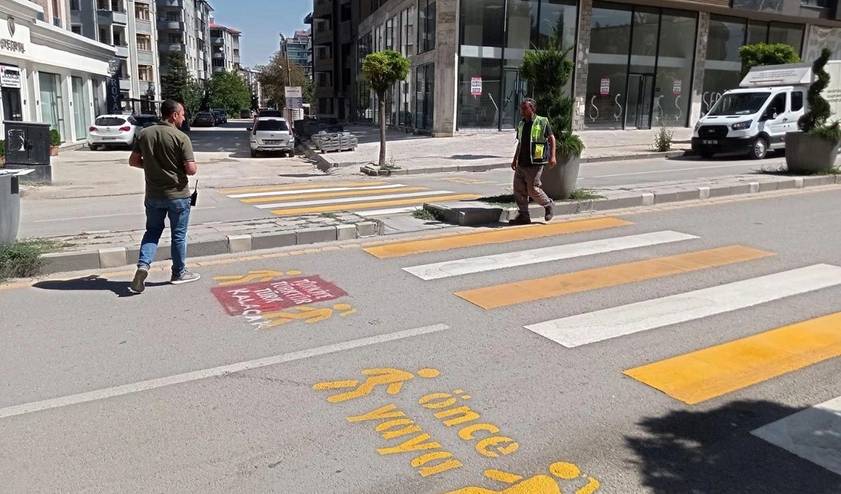 Kürtçe trafik uyarılarının üzerine 'Türkiye Türk'tür Türk kalacak' yazıldı. Ellerinize sağlık 10