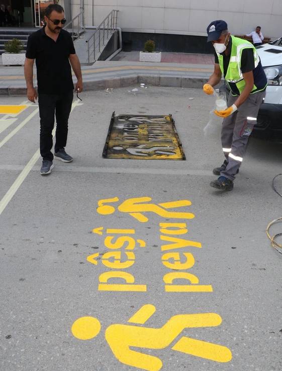 Kürtçe trafik uyarılarının üzerine 'Türkiye Türk'tür Türk kalacak' yazıldı. Ellerinize sağlık 2