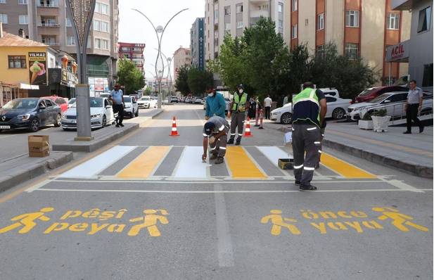 Kürtçe trafik uyarılarının üzerine 'Türkiye Türk'tür Türk kalacak' yazıldı. Ellerinize sağlık 3