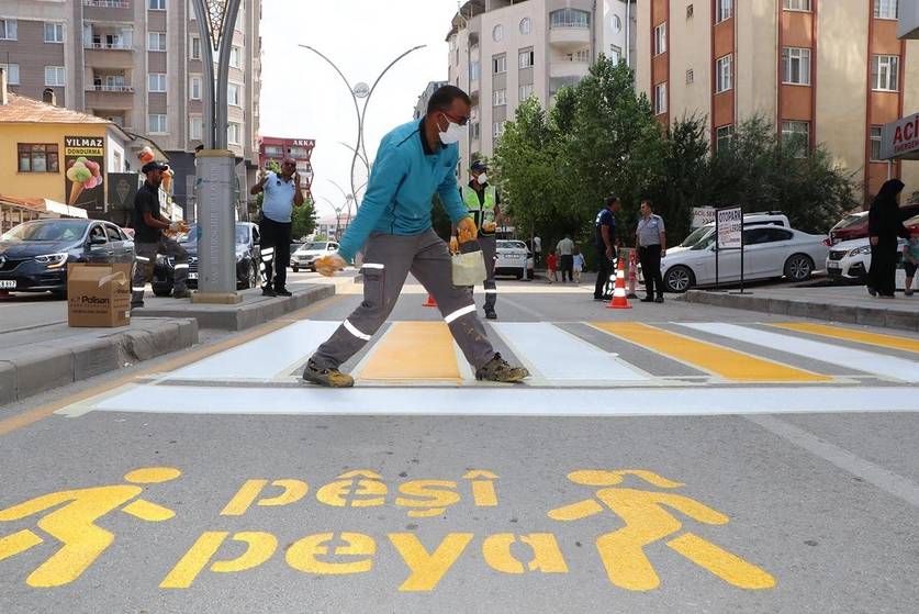 Kürtçe trafik uyarılarının üzerine 'Türkiye Türk'tür Türk kalacak' yazıldı. Ellerinize sağlık 4