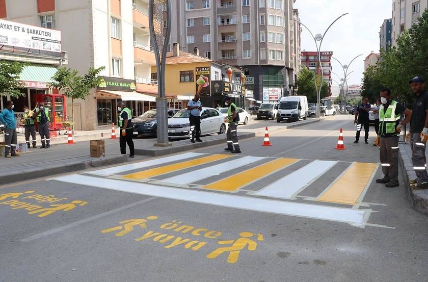 Kürtçe trafik uyarılarının üzerine 'Türkiye Türk'tür Türk kalacak' yazıldı. Ellerinize sağlık 5