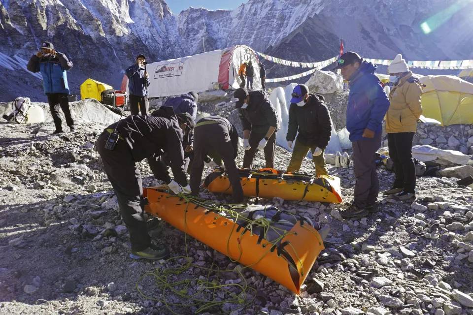 Dünyanın çatısını çöpler sardı. Everest'teki 50 ton çöp toplanılmya çalışılıyor 2