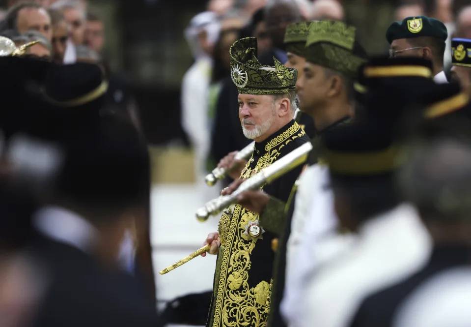 Malezya'nın yeni sultanı tahta oturdu 1