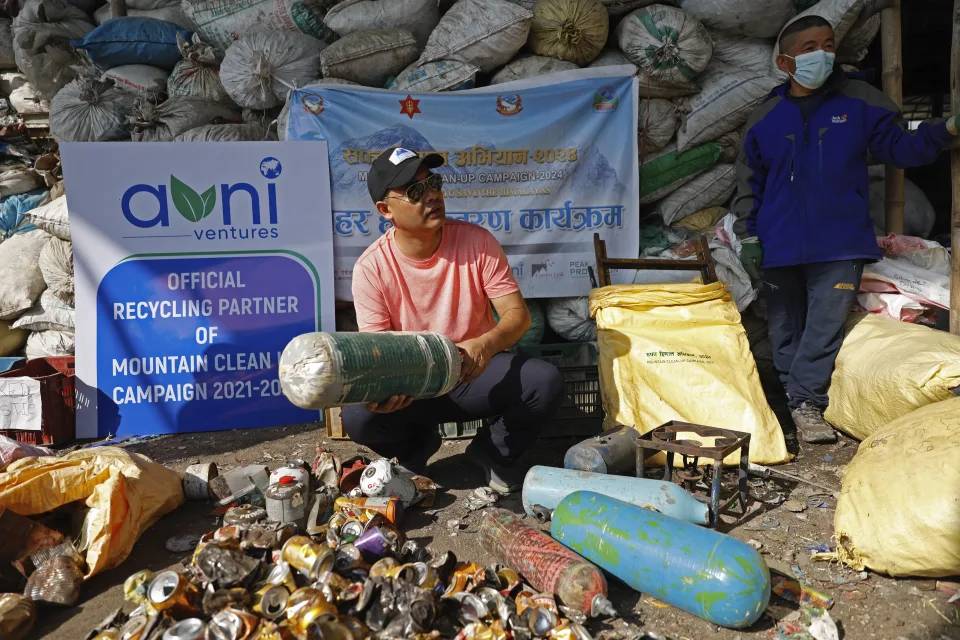 Dünyanın çatısını çöpler sardı. Everest'teki 50 ton çöp toplanılmya çalışılıyor 10