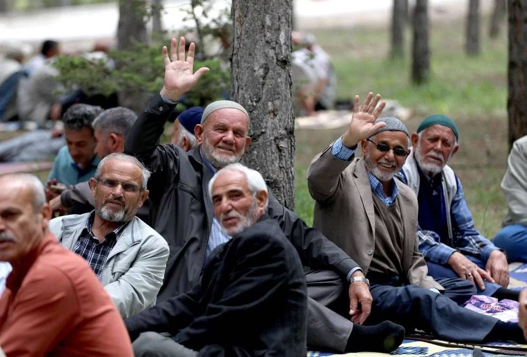 Mezarda emeklilik için düğmeye basıldı. Yaş sınırı değişiyor, son treni kaçıran yandı 8