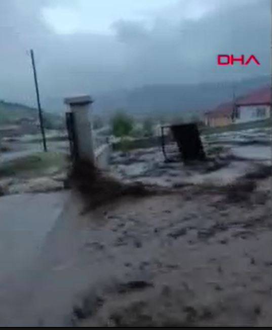 Sağanak vurdu. Köy sular altında kaldı 2