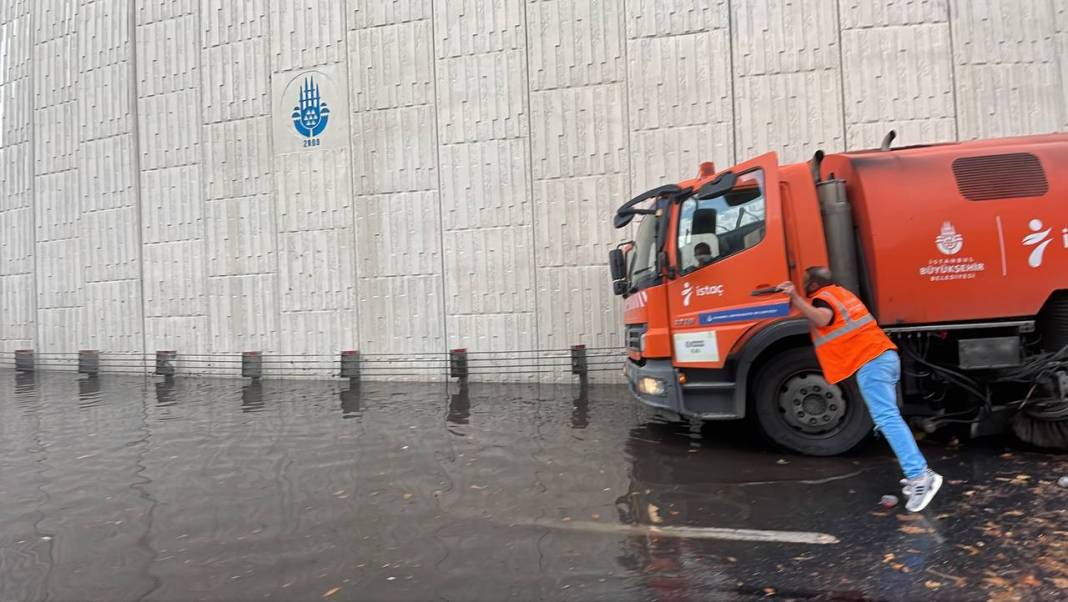 İstanbul'u sağanak vurdu. Mısır Çarşısı girişi sular altında, tramvay seferleri durdu 39