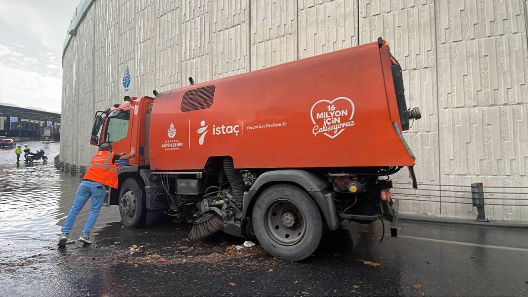 İstanbul'u sağanak vurdu. Mısır Çarşısı girişi sular altında, tramvay seferleri durdu 38