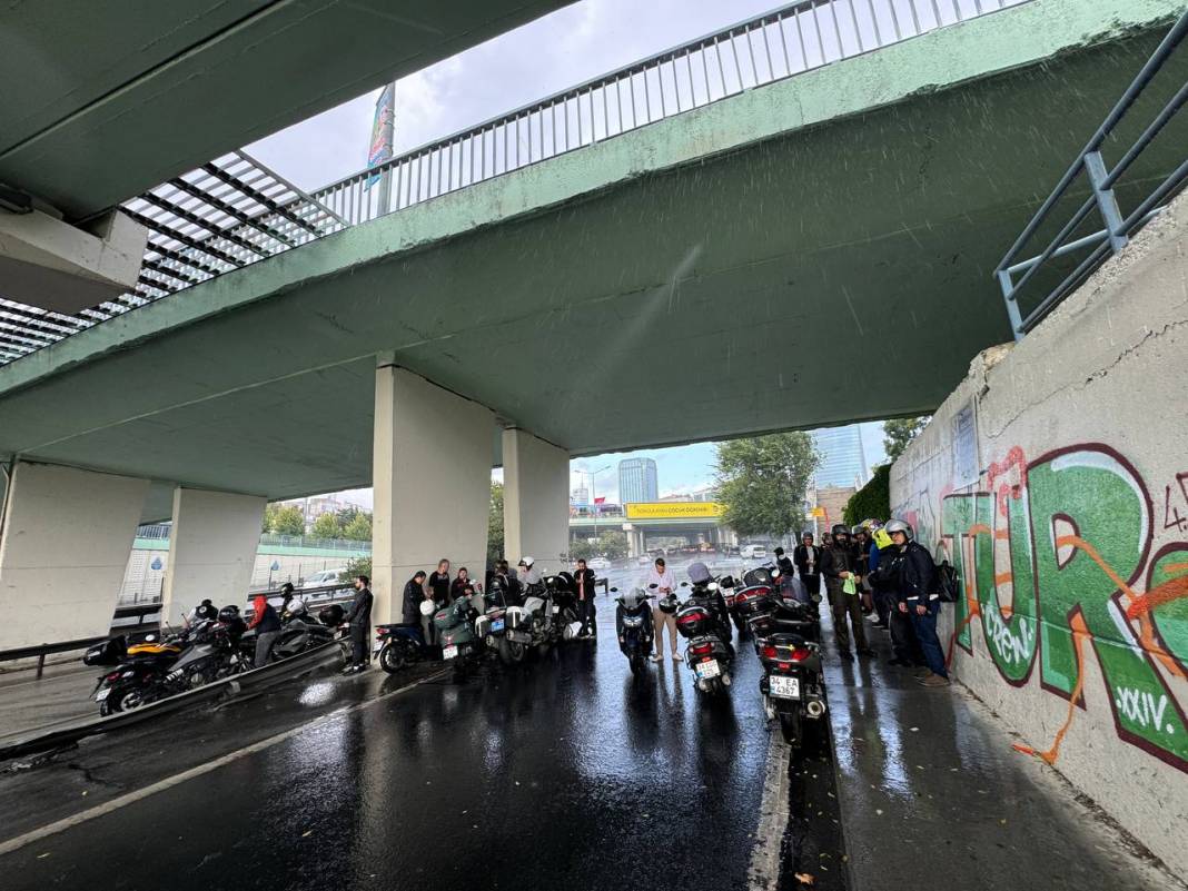 İstanbul'u sağanak vurdu. Mısır Çarşısı girişi sular altında, tramvay seferleri durdu 37