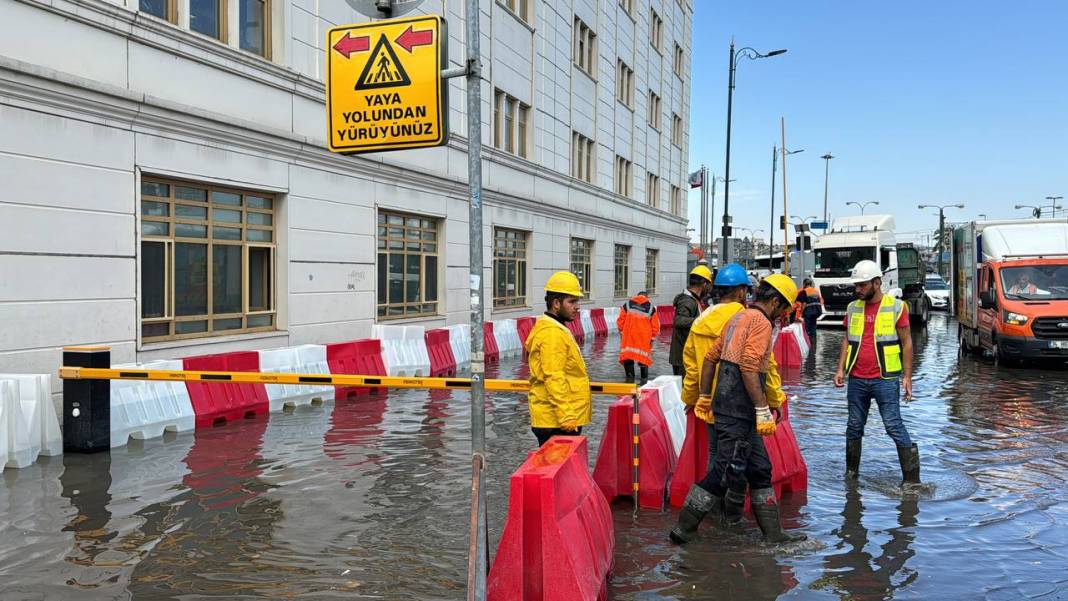 İstanbul'u sağanak vurdu. Mısır Çarşısı girişi sular altında, tramvay seferleri durdu 35