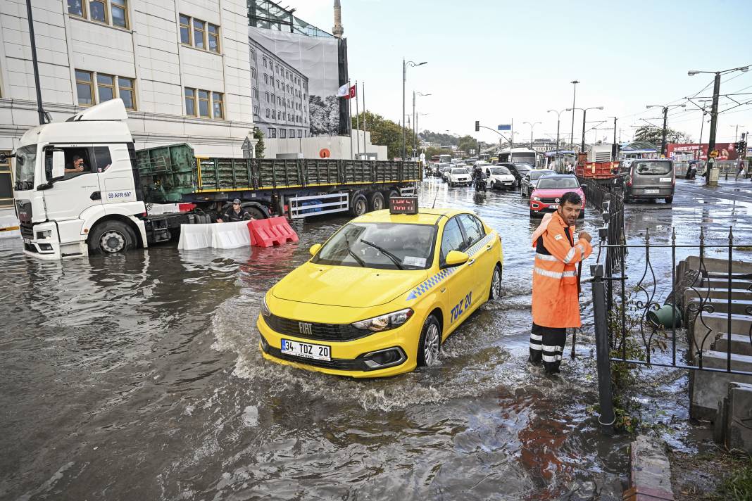 İstanbul'u sağanak vurdu. Mısır Çarşısı girişi sular altında, tramvay seferleri durdu 23