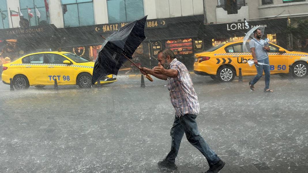 İstanbul'u sağanak vurdu. Mısır Çarşısı girişi sular altında, tramvay seferleri durdu 33