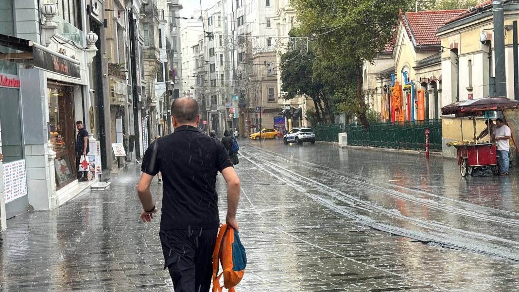 İstanbul'u sağanak vurdu. Mısır Çarşısı girişi sular altında, tramvay seferleri durdu 32