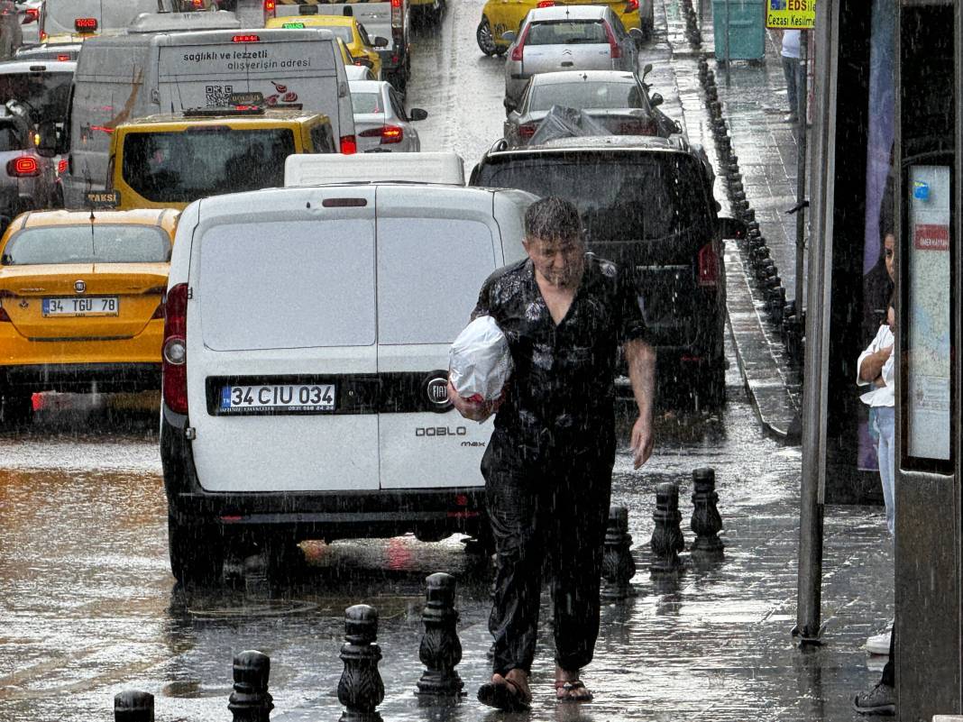 İstanbul'u sağanak vurdu. Mısır Çarşısı girişi sular altında, tramvay seferleri durdu 48