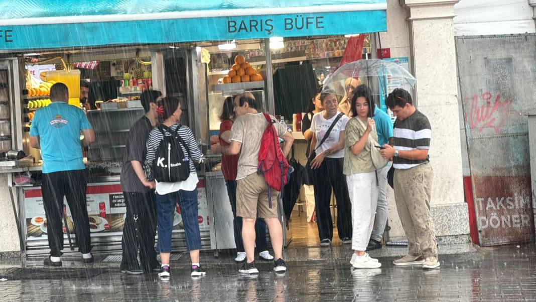 İstanbul'u sağanak vurdu. Mısır Çarşısı girişi sular altında, tramvay seferleri durdu 29