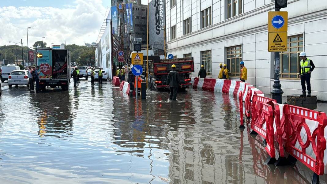 İstanbul'u sağanak vurdu. Mısır Çarşısı girişi sular altında, tramvay seferleri durdu 30